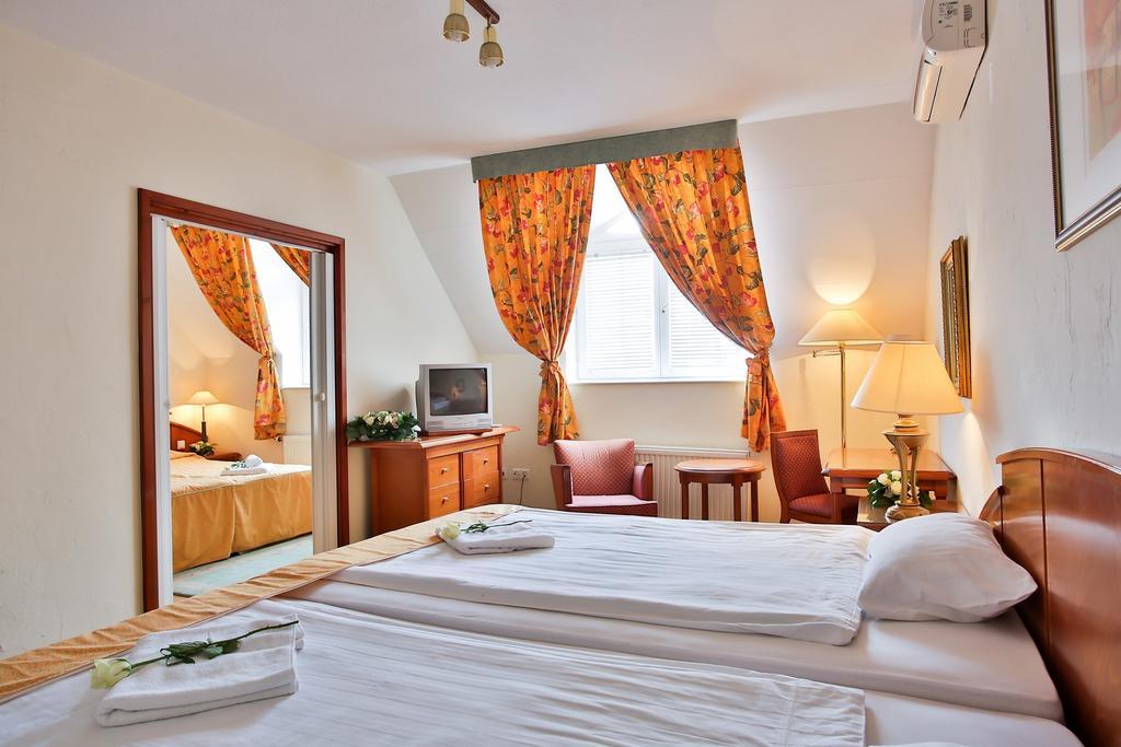 Hotel Rittinger Bonyhád Buitenkant foto