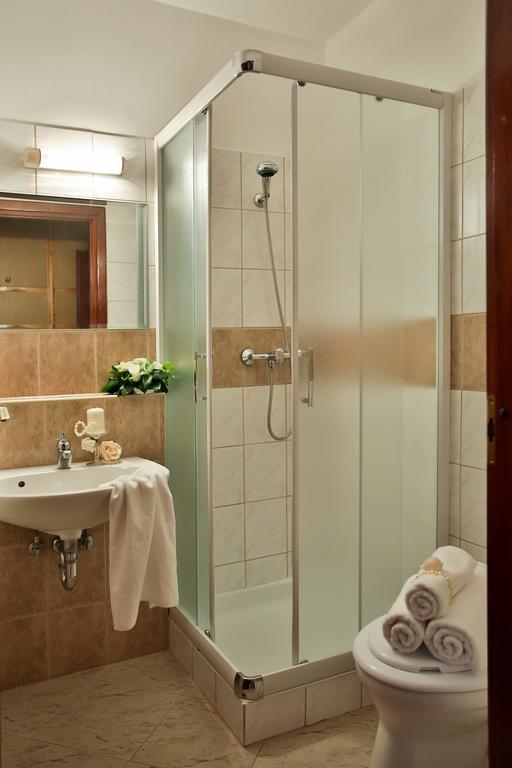 Hotel Rittinger Bonyhád Buitenkant foto