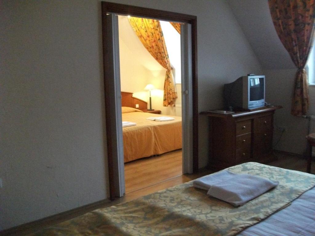 Hotel Rittinger Bonyhád Buitenkant foto