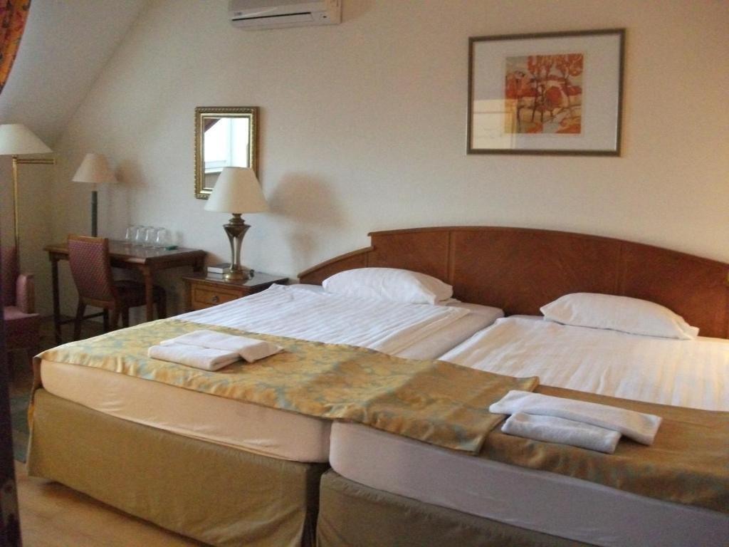 Hotel Rittinger Bonyhád Buitenkant foto